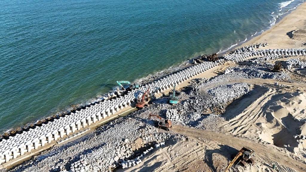 Cac don vi thi cong dang day nhanh tien do du an ke chong sat lo bo bien tai xa An Phu, tinh Quang Ngai. Anh: Vien Nguyen