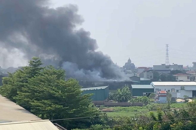 Scene of the fire at a warehouse containing pharmaceutical products in Hanoi. Photo: Dien Le