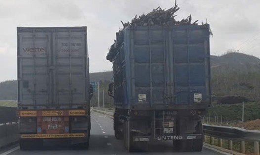 Chiếc xe tải chở gỗ tràm chất quá thành thùng chạy trên cao tốc đoạn Hàm Nghi - Vũng Áng. Ảnh: Trần Tuấn.