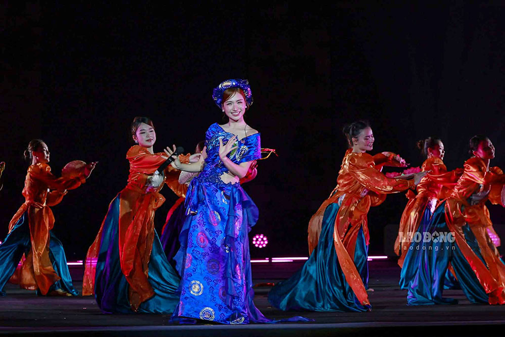 ホア・ミンジは「Thi Mau」でステージを盛り上げた。写真: ハイ・グエン