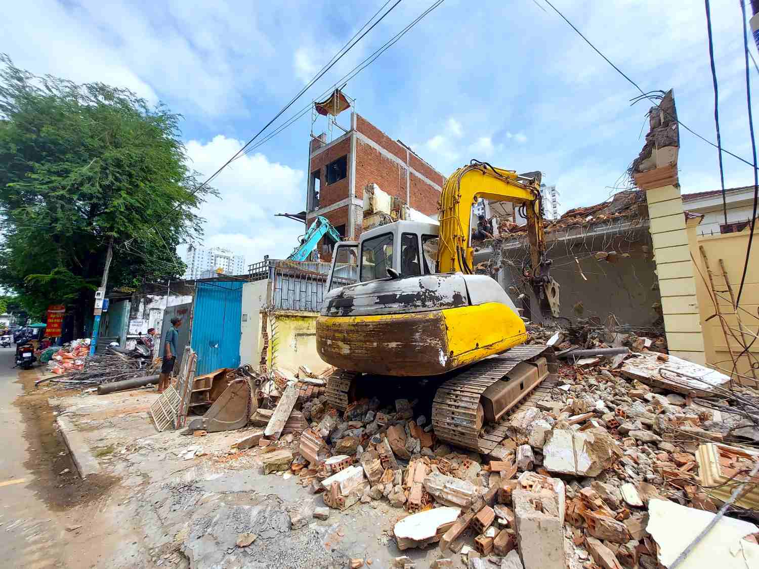 People on Nguyen Khoi Street hired workers to demolish their houses to hand over the site. Photo: Minh Quan