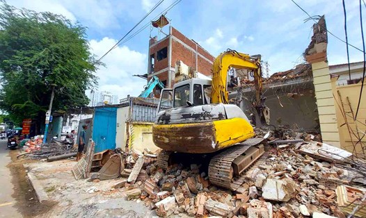 Người dân đường Nguyễn Khoái thuê công nhân phá dỡ nhà để bàn giao mặt bằng.  Ảnh: Minh Quân