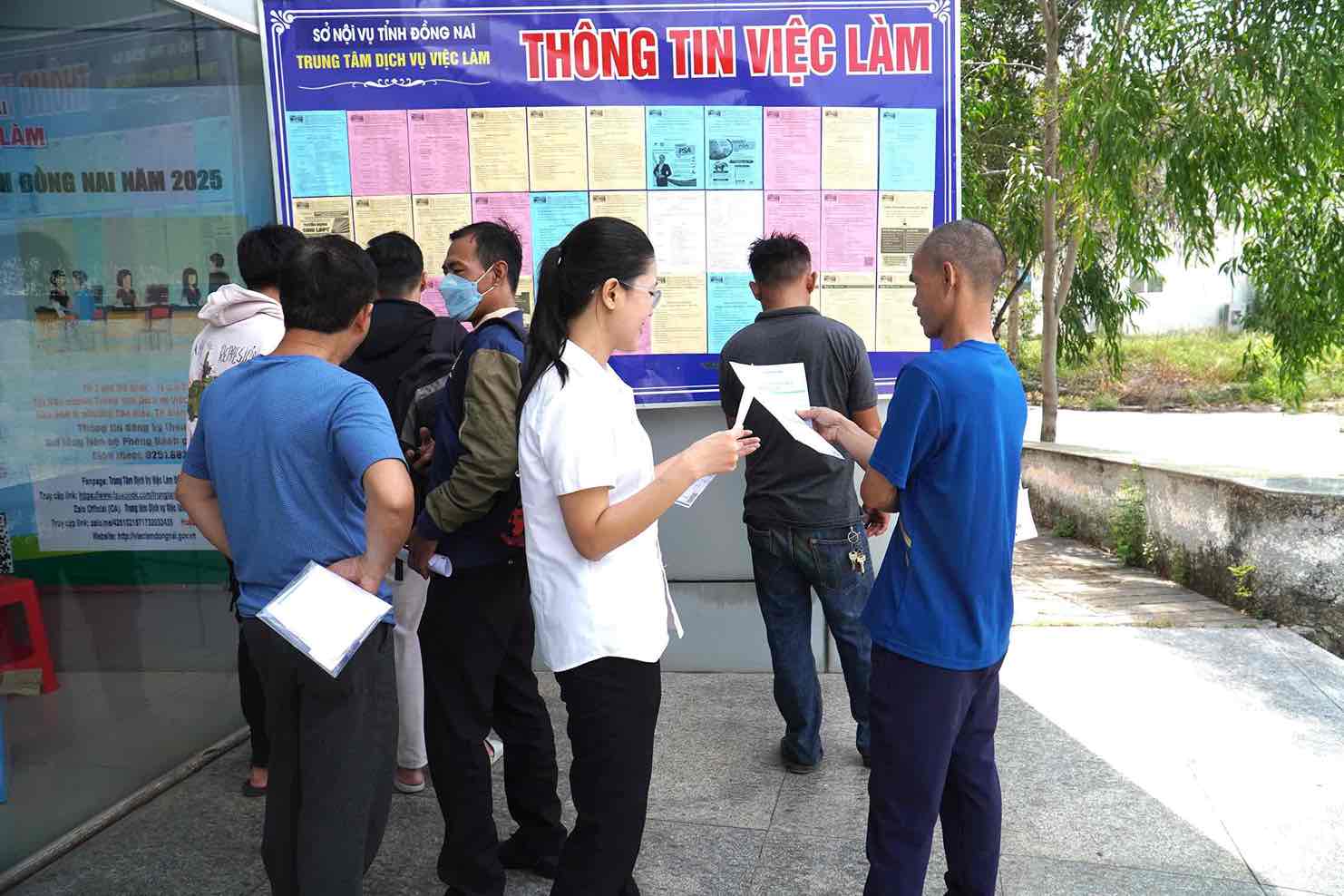 Nguoi lao dong tim hieu thong tin viec lam tai san giao dich viec lam mien phi. Anh tu lieu: HAC