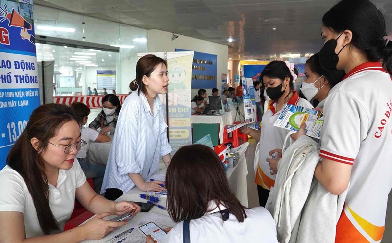 Enterprises recruiting workers at the Dong Nai Province job exchange. Documentary photo: HAC