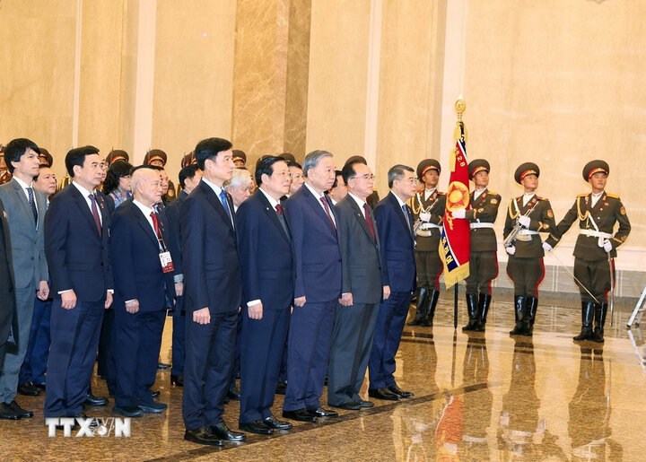 General Secretary To Lam and the high-ranking Vietnamese delegation laid flowers to commemorate President Kim Nhat Thanh and General Secretary Kim Jong Il at the Thai Duong Palace in Pyongyang. Photo: VNA