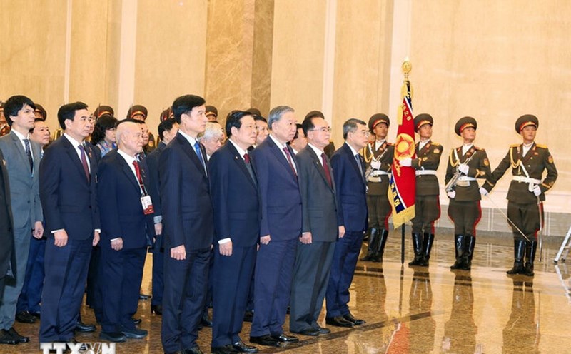 General Secretary To Lam and the high-ranking Vietnamese delegation laid flowers to commemorate President Kim Nhat Thanh and General Secretary Kim Jong Il at the Thai Duong Palace in Pyongyang. Photo: VNA