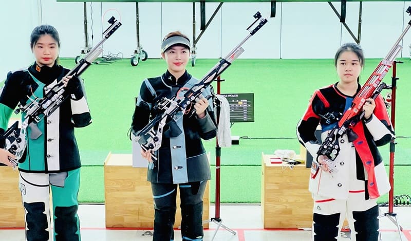 Xạ thủ Phí Thanh Thảo (giữa) giành huy chương vàng cho Đội tuyển bắn súng Việt Nam. Ảnh: Vũ Anh