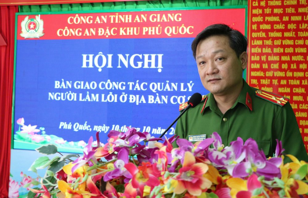 Lieutenant Colonel Dinh Xuan Truong, Head of Phu Quoc Special Forces Police, gave a speech at the conference. Photo: Tien Dung