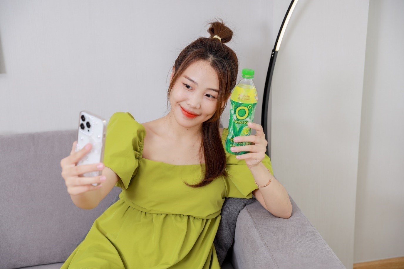 Vua thuong thuc chai Tra Xanh Khong Do mat lanh de giam cang thang met moi, vua “tam” chuyen voi gia dinh la niem vui moi ngay cua nhieu sinh vien xa que. Ảnh: Tan Hiep Phat