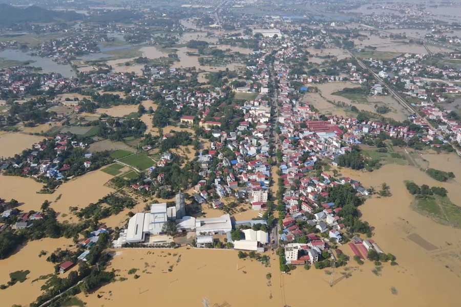 Floodwaters continue to flow wildly into houses in Hanoi, relief teams strive to reach