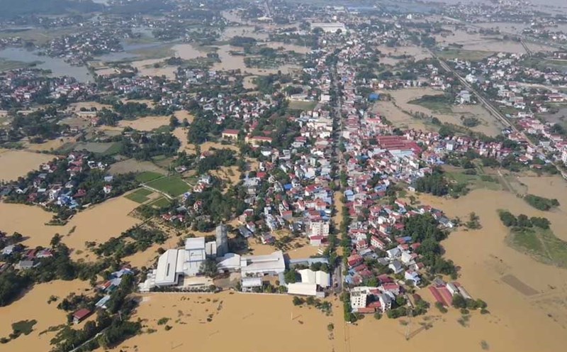 Floodwaters continue to flow wildly into houses in Hanoi, relief teams strive to reach