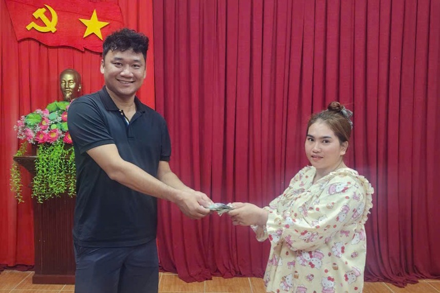 Anh Nguyen Linh Duy trao tra tai san cho chi Tran Be Ba tai tru so Cong an xa Thanh Quoi. Anh: Cong an Can Tho