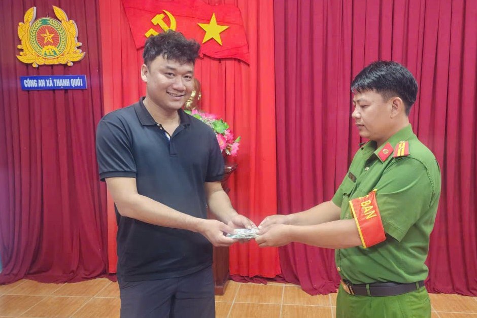 Cong an xa Thanh Quoi tiep nhan tai san do anh Nguyen Linh Duy giao nop de tim tra lai cho nguoi bi mat. Anh: Cong an Can Tho