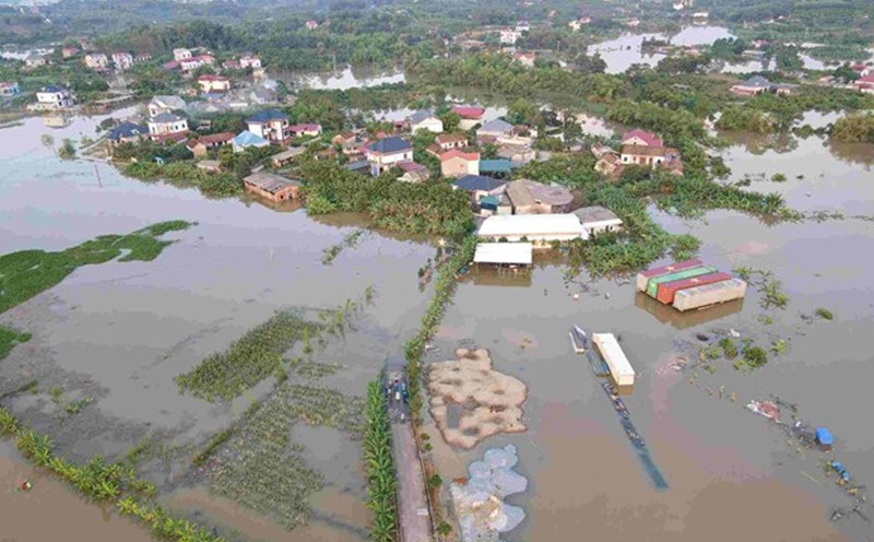 Imagen de las inundaciones en la comuna de Tien Luc (Bac Ninh) hasta la mañana del 10 de octubre toda la provincia todavia tiene 6.700 hogares aislados. Foto: Van Truong