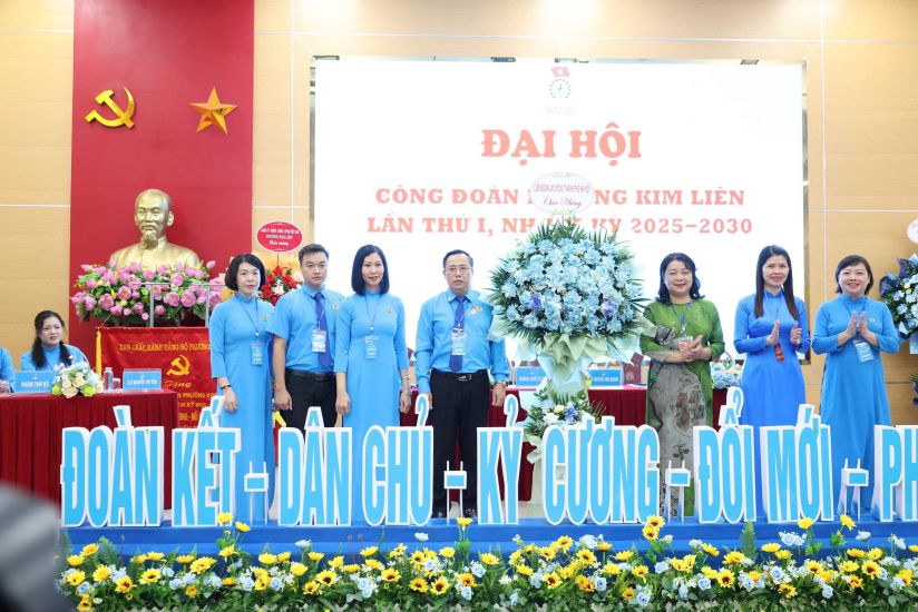 하노이시 노동총연맹 지도부는 2025-2030 임기 동안 제1차 김리엔 동 노동조합 대회를 축하했습니다. 사진: 응옥 아잉