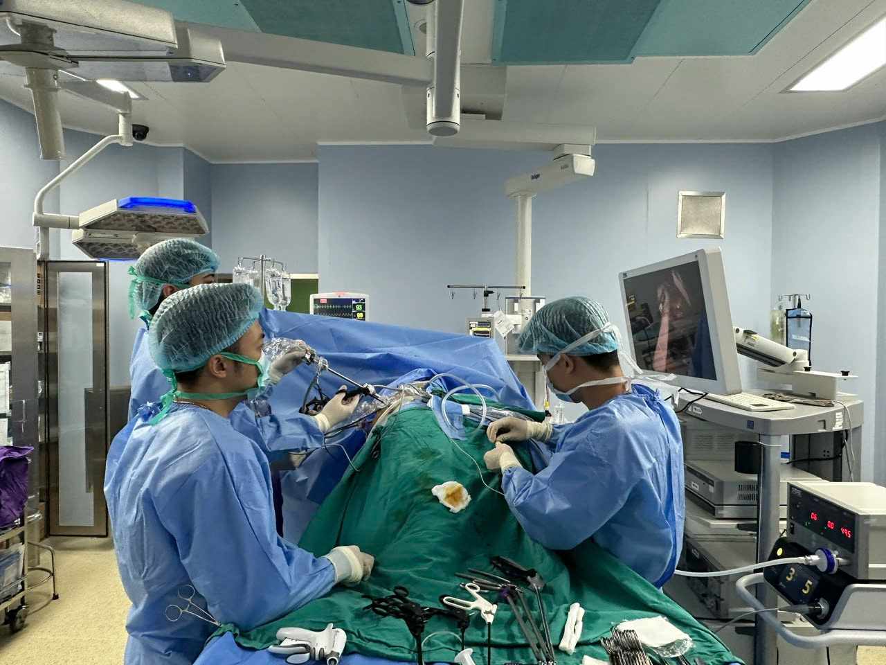 Doctor repaired kidneys on the outside of the body, successfully transplanted them back to the patient. Photo: BVCC