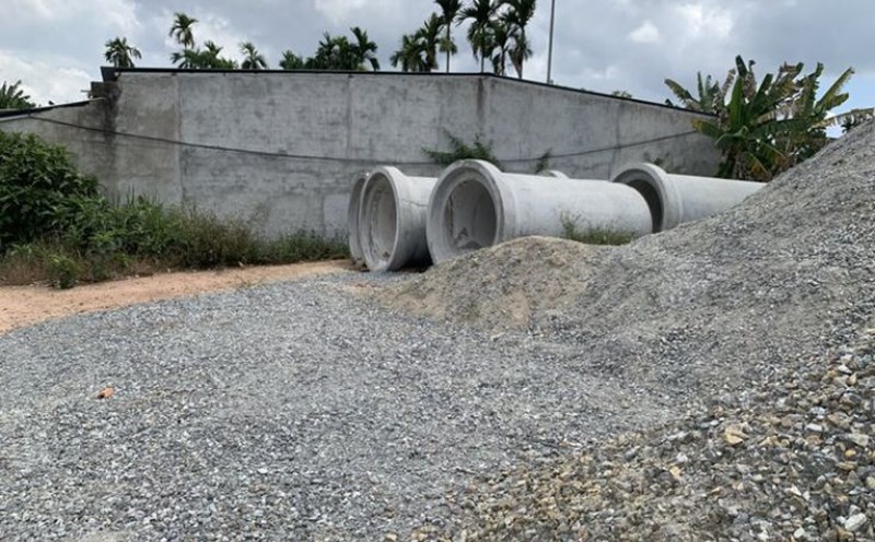 Many people have not yet handed over the site to construct the road project connecting Thach Bich bridge to Tinh Phong, one of the key projects of Quang Ngai province. Photo: Vien Nguyen