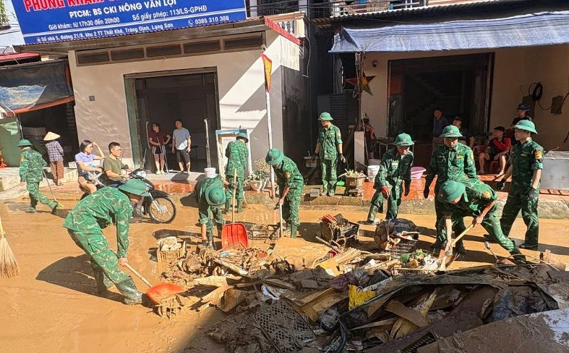 Officers and soldiers of Po Ma Border Guard Station (Lang Son province) cleaned the streets, helping people return to normal life after floods. Photo: Border Guard