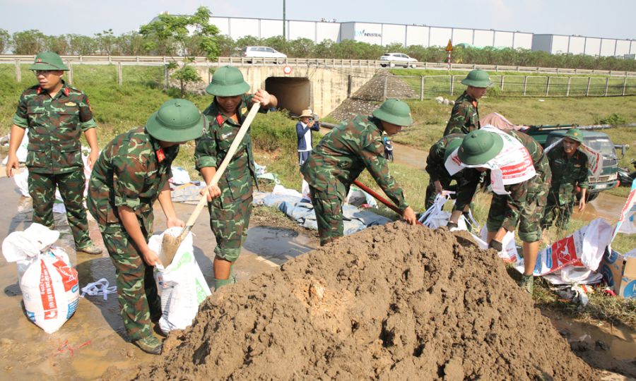 Luc luong chuc nang ung truc tai tuyen de xa Tam Giang, tinh Bac Ninh. Anh: Tran Tuan