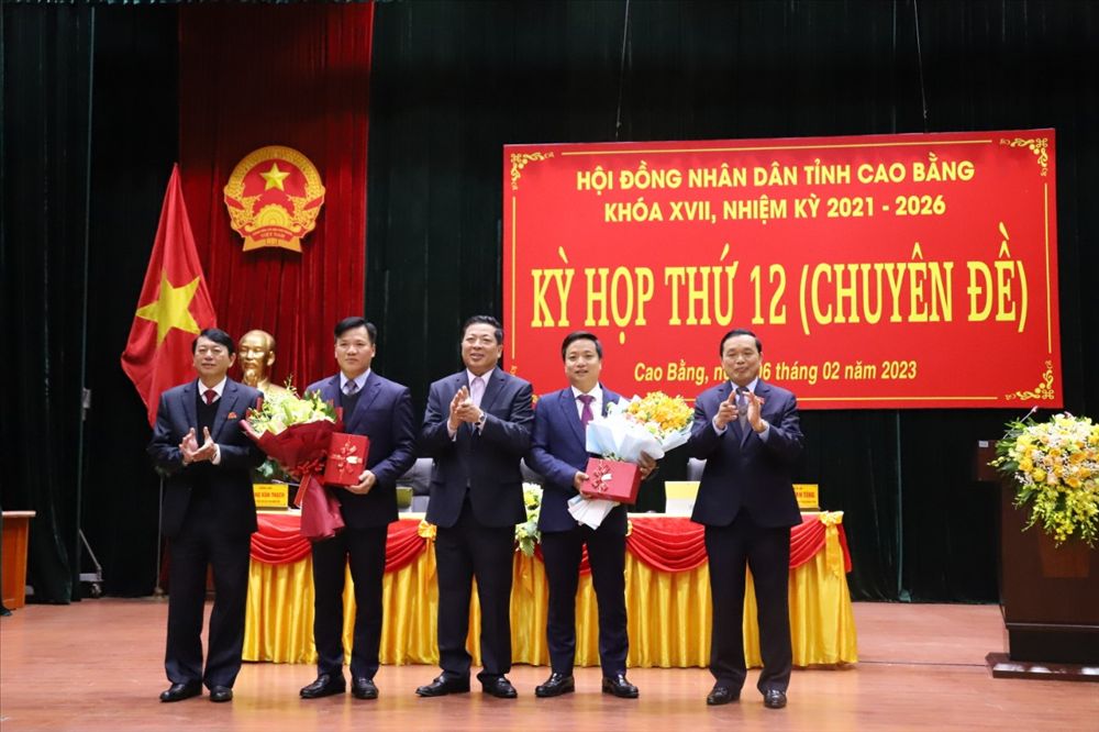 Ong Trinh Truong Huy (thu 2, tu trai sang) thoi diem duoc bau giu chuc Pho Chu tich UBND tinh Cao Bang. Anh: Kim Cuc