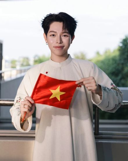 歌手のドゥック・フックさんは洪水地域の人々を支援するために10億ドン以上を送金した。写真：アーティスト提供