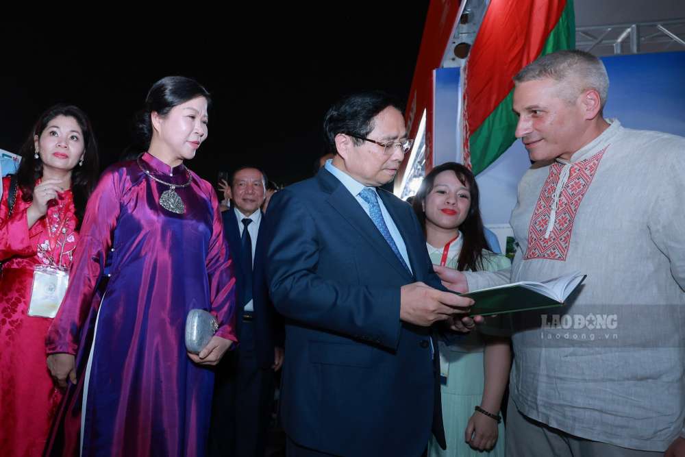 Thu tuong ghe tham tung gian hang, tro chuyen voi Dai dien cac quoc gia tham du Le hoi.