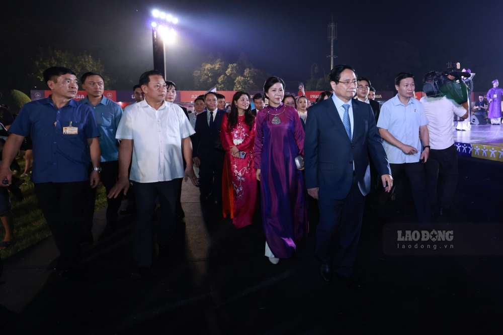 Thu tuong Pham Minh Chinh va cac lanh dao, dai bieu tham quan khong gian van hoa cac nuoc tai Le hoi Van hoa The gioi tai Ha Noi.