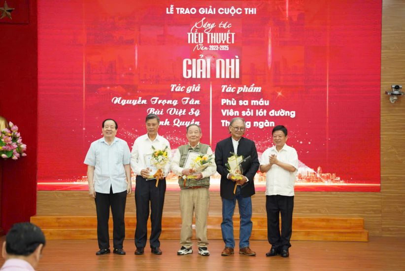 コンテストで2位を受賞した作家:作家Nguyen Trong Tan、Bui Viet Sy(中央)、Vinh Quyen(左から4番目)。写真:主催者