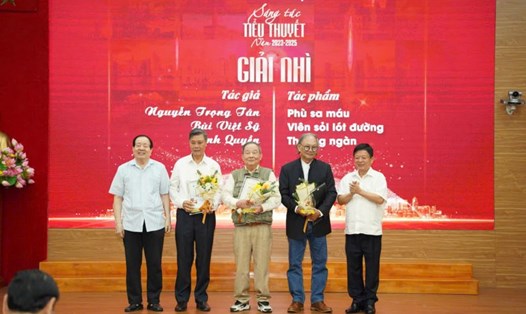 Các tác giả đoạt giải Nhì tại cuộc thi: Nhà văn Nguyễn Trọng Tân, Bùi Việt Sỹ (giữa), Vĩnh Quyền (thứ tư từ trái qua). Ảnh: Ban tổ chức