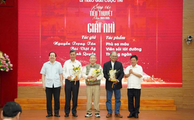 The authors who won the Second Prize in the contest: Writers Nguyen Trong Tan, Bui Viet Sy (middle), Vinh Quyen (fourth from left). Photo: Organizing Committee