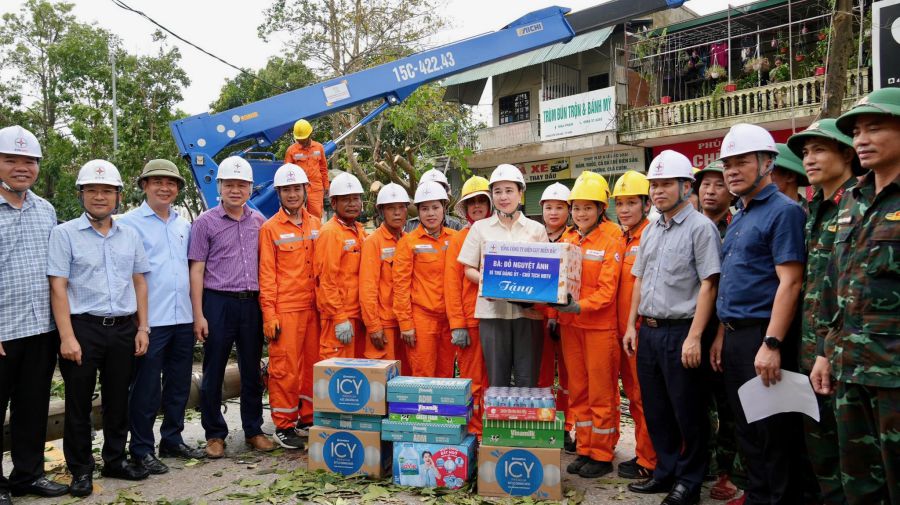 북부 전력 공사 이사회 의장 Do Nguyet Anh 씨가 응에안에서 태풍 후 전력망 복구를 위해 회원들에게 선물을 전달하고 있습니다. 사진: EVNNPC 제공
