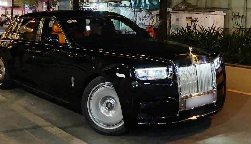El Rolls-Royce Phantom VIII azul oscuro con interior naranja Hermes llama la atencion en Vietnam. Foto: Nhat Minh