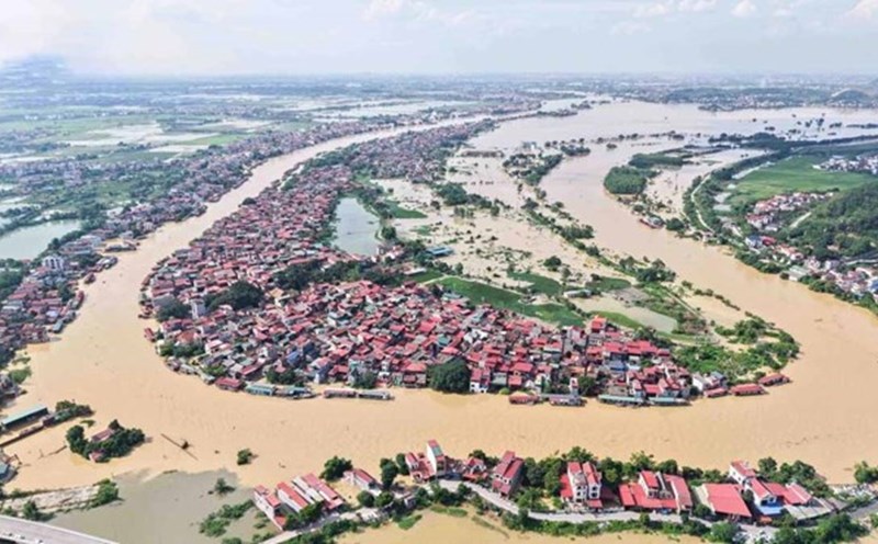 The rising water level of the Cau River caused flooding in Van Ha ward (Bac Ninh) after storm No. 10. Photo: Van Truong
