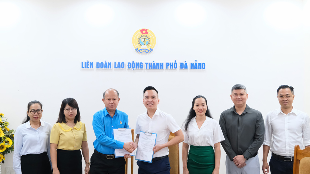 La Federacion Laboral de la ciudad de Da Nang firma un acuerdo de cooperacion con Tapuho Vietnam Co. Ltd. en el Programa 'Apoyo a los miembros del sindicato'. Foto: Tra Van