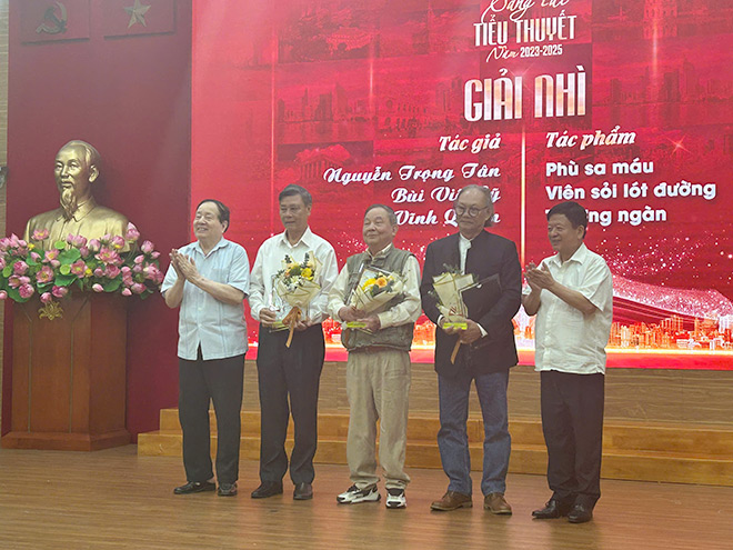 Ban to chuc trao giai Nhi cho 3 tac gia (thu 2 tu trai qua lan luot: Tac gia Nguyen Trong Tan, Bui Viet Sy, Vinh Quyen). Anh: Quynh An