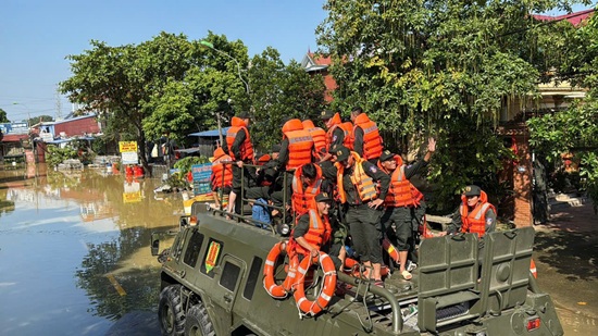 The Ministry of Public Security has increased special vehicles to support people in flooded areas. Photo: Nguyen Huong