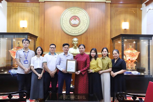 Uy vien Trung uong Dang, Pho Chu tich Uy ban Trung uong MTTQ Viet Nam Ha Thi Nga trao thu cam on Truong Trung hoc co so Tran Duy Hung, Ha Noi Anh: Minh Hien
