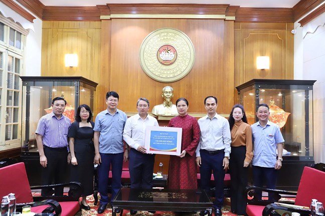 Uy vien Trung uong Dang, Pho Chu tich Uy ban Trung uong MTTQ Viet Nam Ha Thi Nga tiep nhan ung ho tu Bo Tu phap. Anh: Minh Hien