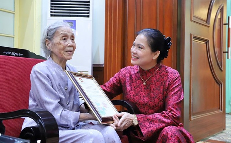 Member of the Party Central Committee, Vice Chairwoman of the Central Committee of the Vietnam Fatherland Front Ha Thi Nga presented a letter of thanks to Mr. Hoang Thi Tuong Vinh. Photo: Minh Hien