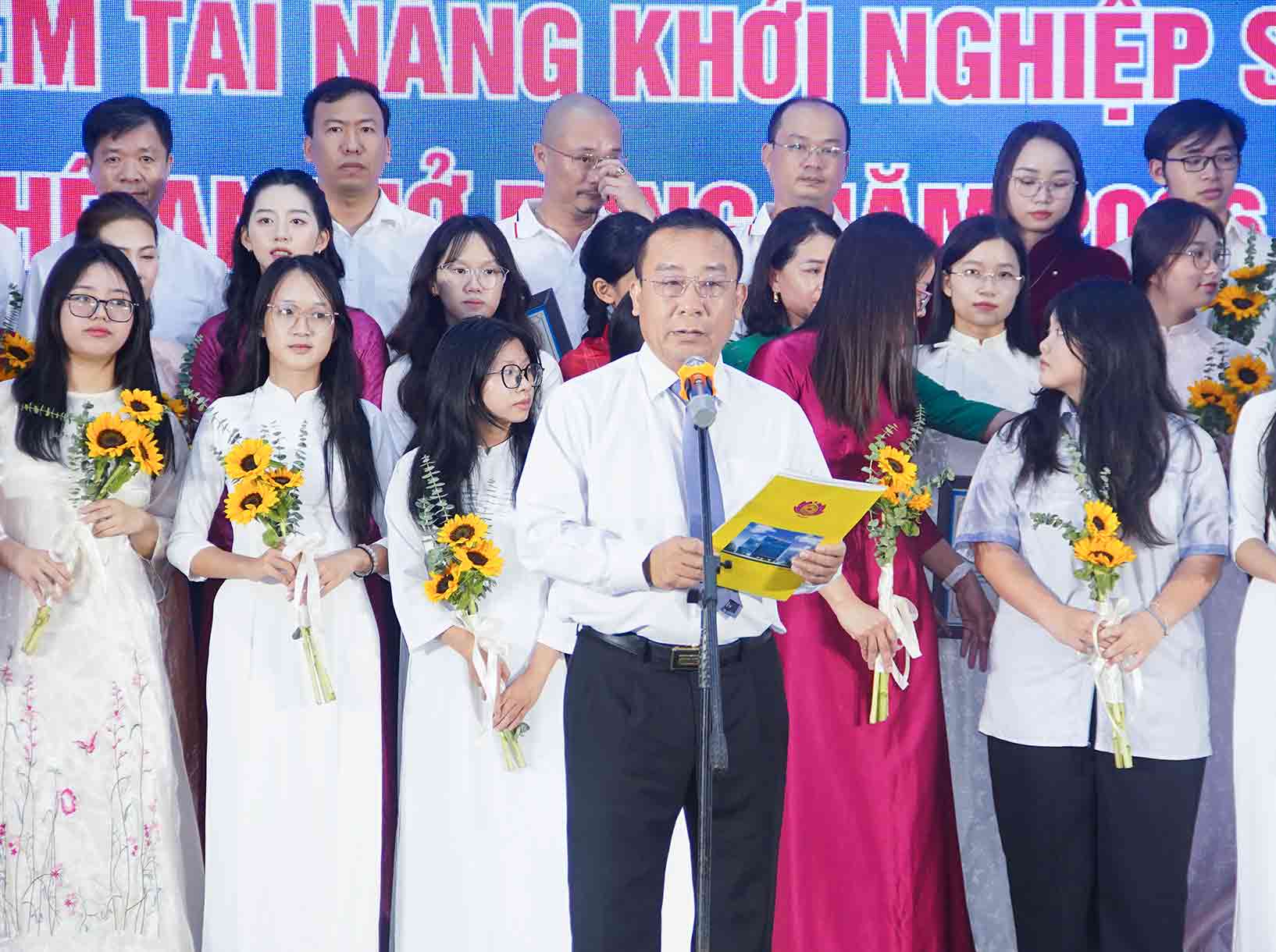 Pho Chu tich UBND tinh Nguyen Van De phat dong Cuoc thi “Tim kiem tai nang khoi nghiep sang tao Nghe An nam 2026”. Anh: Duy Chuong