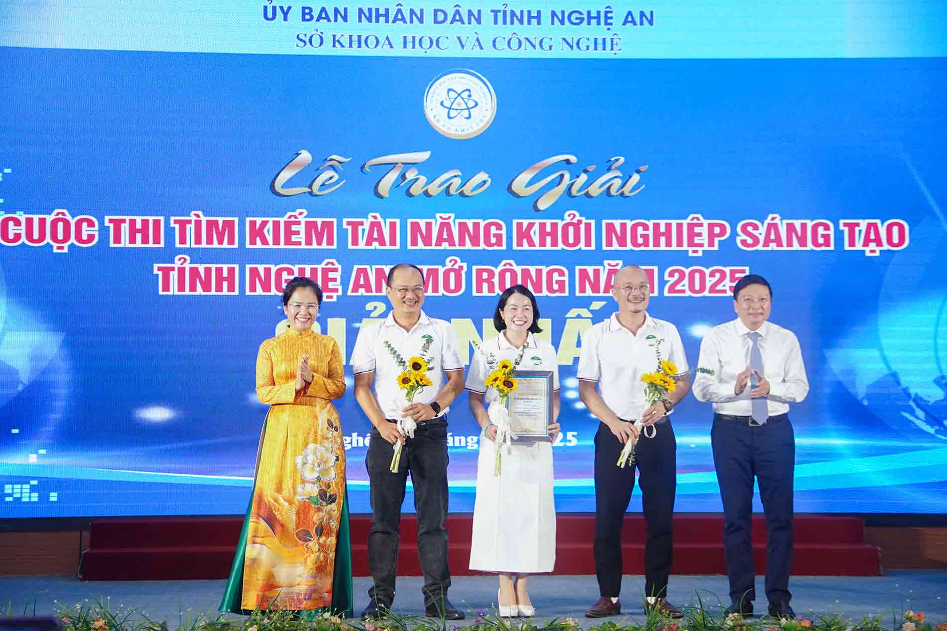 Chu tich UBND tinh Le Hong Vinh va Pho Bi thu Tinh uy Vo Thi Minh Sinh trao giai Nhat cho Du an San thuong mai dien tu ocopai.vn. Anh: Duy Chuong