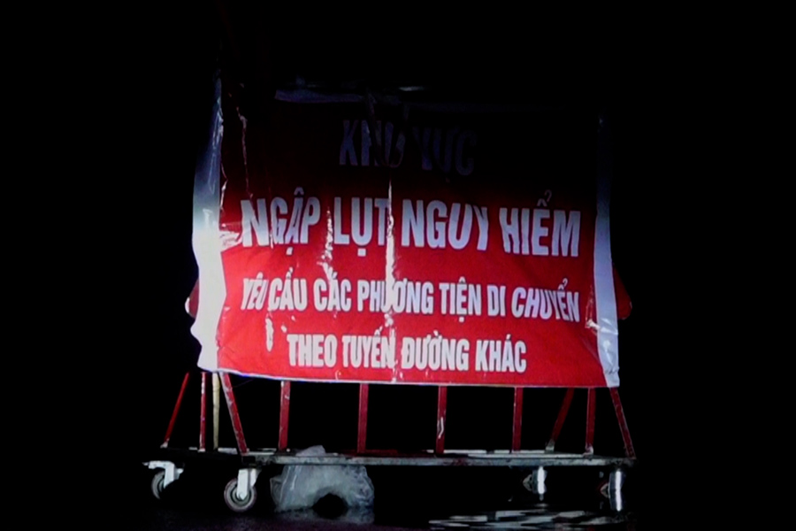 A section of National Highway 3 is flooded more than 1.5m, people struggle to find a way back in the middle of the night