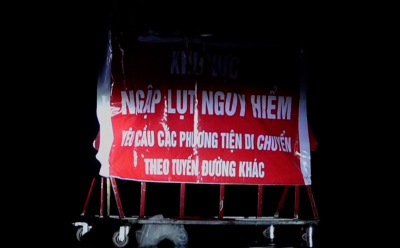 A section of National Highway 3 is flooded more than 1.5m, people struggle to find a way back in the middle of the night