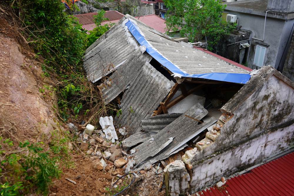 Mot nha dan trong ngo 221 Den Nghe bi dat da roi xuong sap mai nha sau bao so 3 Yagi. Ảnh: Mai Dung
