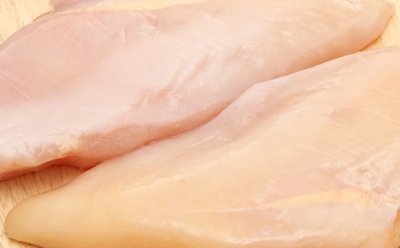 Chicken breast is one of the types of white meat that can help eliminate uric acid. Photo: Kieu Vu