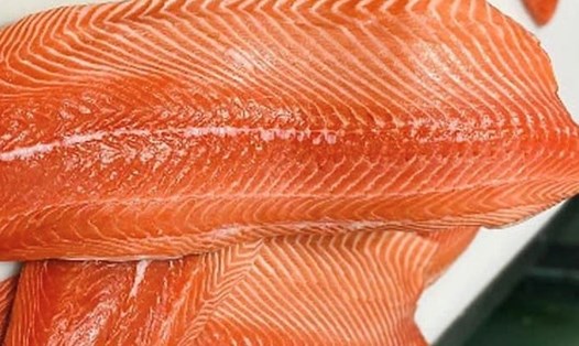 Chế độ ăn tối với cá hồi có thể hỗ trợ ổn định đường huyết và cải thiện giấc ngủ. Ảnh: Kiều Vũ