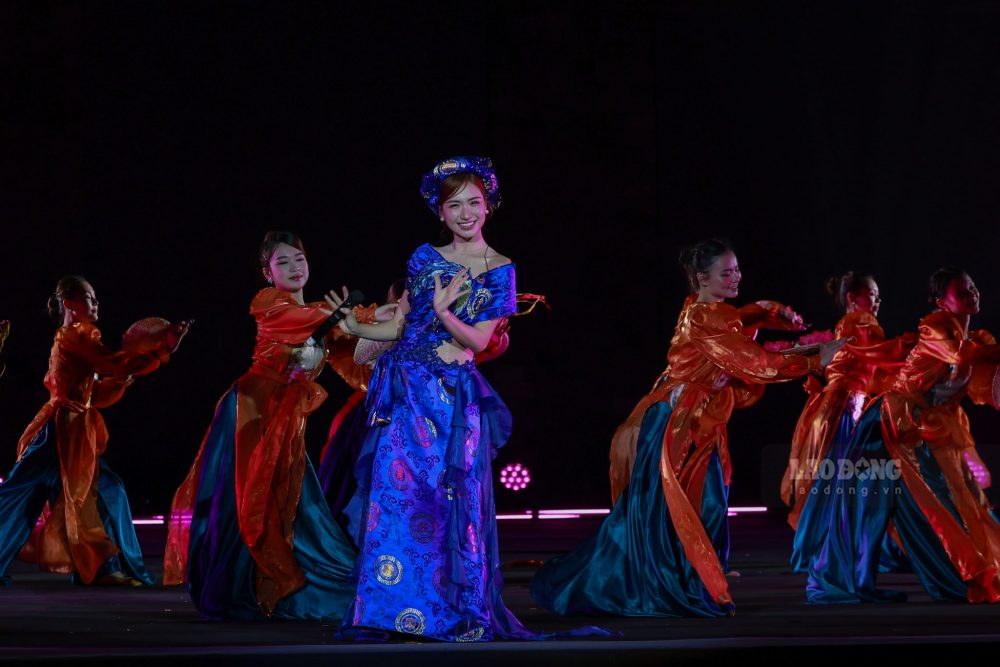 Voi su tham gia cua cac nghe si noi tieng nhu Tung Duong, Hoa Minzy...