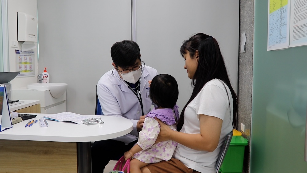 Worried about the outbreak of the epidemic after the storm, Hanoi parents rushed to take their children for vaccination. Photo: My Linh