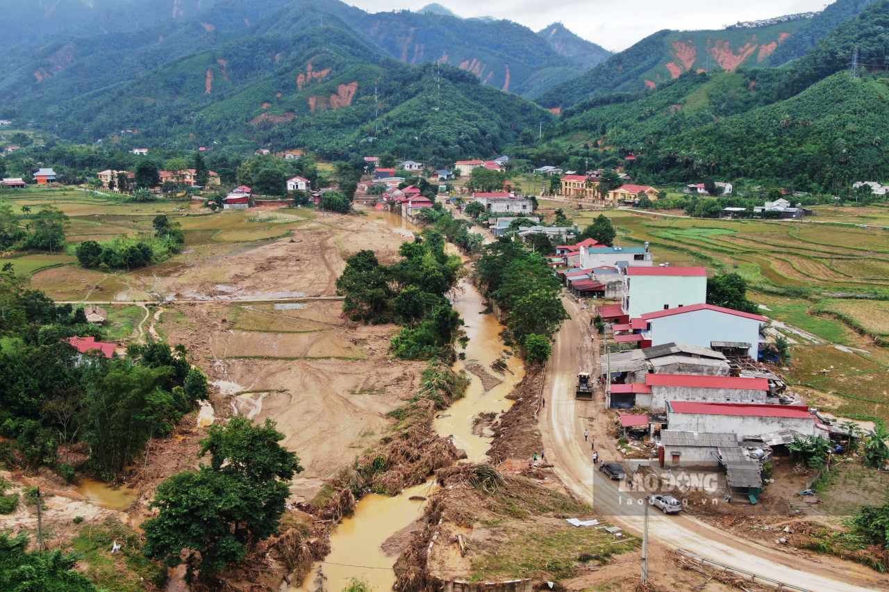 Duong tinh lo 172 vua co ban khac phuc xong cac diem sat lo, hu hong do con bao so 10 gay ra. Anh: Van Duc