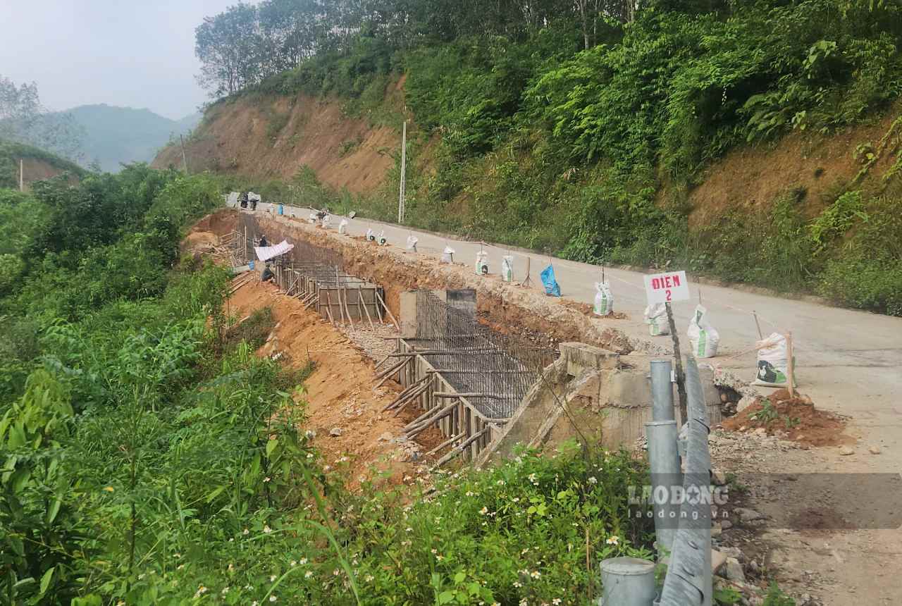 Duong Son Luong di Nam Muoi du moi khanh thanh nhung xuat hien nhieu vi tri sat sut tuyluy am, no, gay nen duong. Anh: Van Duc